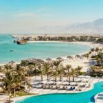 Badeurlaub deluxe nur 6 Flugstunden entfernt: 1 Woche im Hilton Ras al Khaimah mit Halbpension, Direktflügen, Transfer & Zug zum Flug ab 938€ p.P.